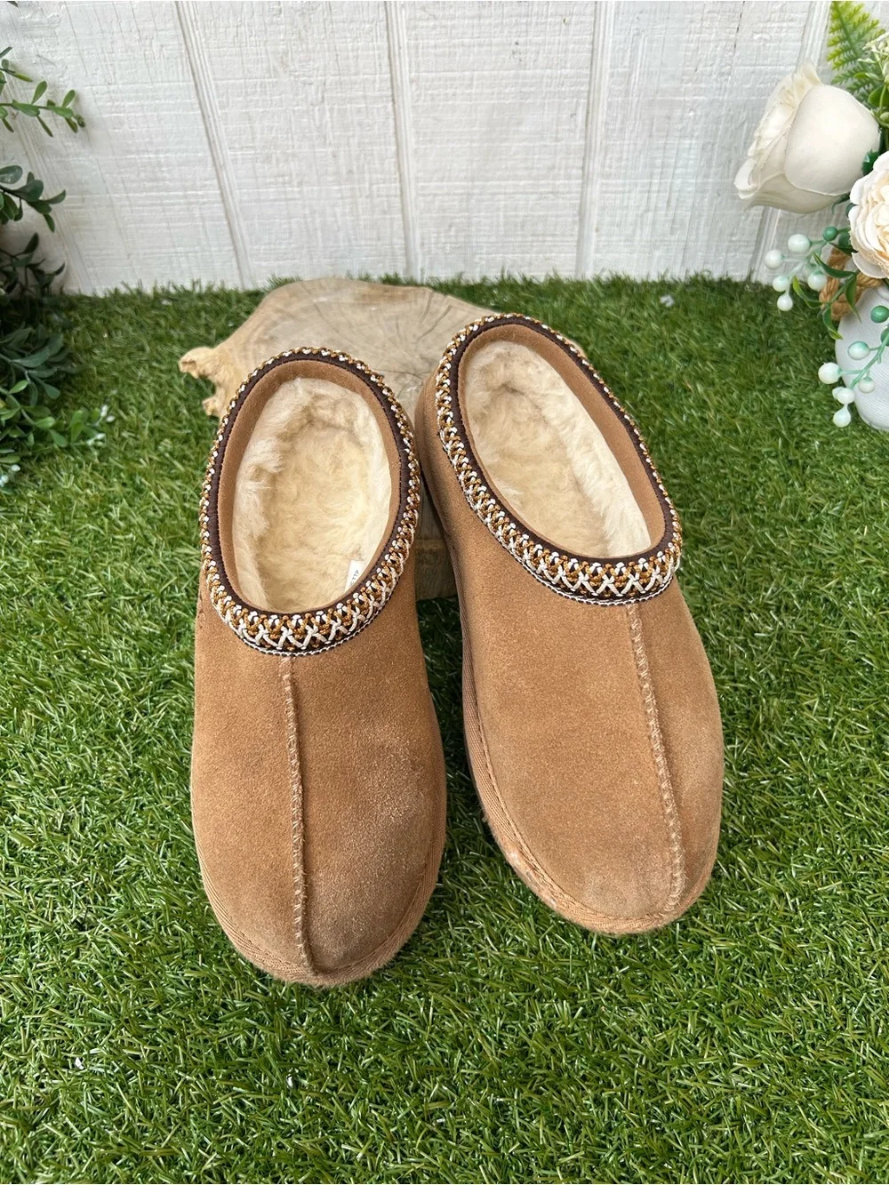 UGG details our